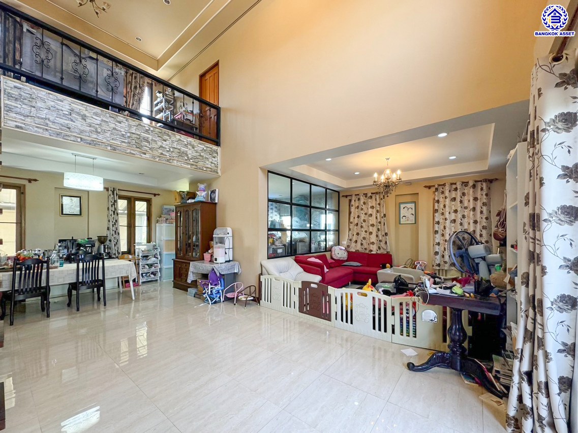 บ้านเดี่ยวมือสอง โครงการ กฤษดานคร18 พุทธมณฑลสาย3 เนื้อที่ 99 ตร.ว. บนพื้นที่ใช้สอย 250 ตร.ม. ฟังก์ชัน 3 ห้องนอน 4 ห้องน้ำ จอดรถได้ 5 คัน แถมฟรี! เครื่องปรับอากาศ, เครื่องทำน้ำอุ่น บนทำเลศักยภาพเชื่อมต่อถนนพุทธมณฑลสาย3, ถนนบรมราชชนนี, ถนนอุทยาน, ถนนอักษะ, ถนนพุทธมณฑลสาย2 ใกล้จุดขึ้นทางด่วน "ศรีรัช" ใกล้เซ็นทรัลปิ่นเกล้า และมหาวิทยาลัยมหิดล