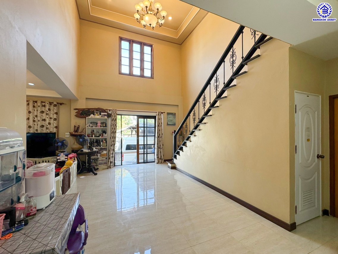 บ้านเดี่ยวมือสอง โครงการ กฤษดานคร18 พุทธมณฑลสาย3 เนื้อที่ 99 ตร.ว. บนพื้นที่ใช้สอย 250 ตร.ม. ฟังก์ชัน 3 ห้องนอน 4 ห้องน้ำ จอดรถได้ 5 คัน แถมฟรี! เครื่องปรับอากาศ, เครื่องทำน้ำอุ่น บนทำเลศักยภาพเชื่อมต่อถนนพุทธมณฑลสาย3, ถนนบรมราชชนนี, ถนนอุทยาน, ถนนอักษะ, ถนนพุทธมณฑลสาย2 ใกล้จุดขึ้นทางด่วน "ศรีรัช" ใกล้เซ็นทรัลปิ่นเกล้า และมหาวิทยาลัยมหิดล