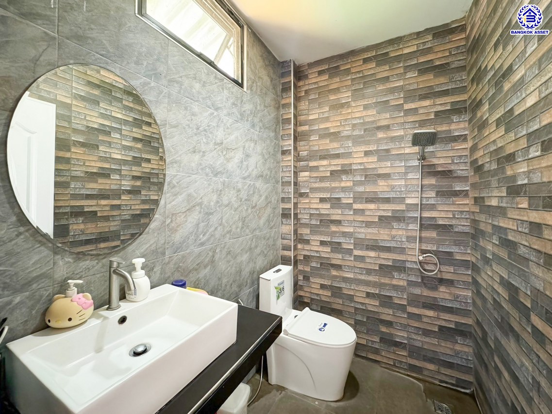 บ้านเดี่ยวมือสอง โครงการ กฤษดานคร18 พุทธมณฑลสาย3 เนื้อที่ 99 ตร.ว. บนพื้นที่ใช้สอย 250 ตร.ม. ฟังก์ชัน 3 ห้องนอน 4 ห้องน้ำ จอดรถได้ 5 คัน แถมฟรี! เครื่องปรับอากาศ, เครื่องทำน้ำอุ่น บนทำเลศักยภาพเชื่อมต่อถนนพุทธมณฑลสาย3, ถนนบรมราชชนนี, ถนนอุทยาน, ถนนอักษะ, ถนนพุทธมณฑลสาย2 ใกล้จุดขึ้นทางด่วน "ศรีรัช" ใกล้เซ็นทรัลปิ่นเกล้า และมหาวิทยาลัยมหิดล