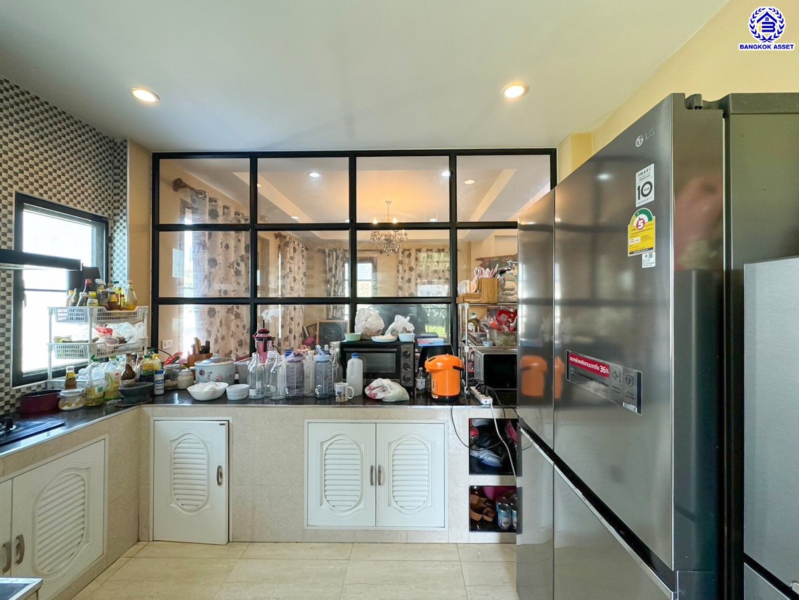 บ้านเดี่ยวมือสอง โครงการ กฤษดานคร18 พุทธมณฑลสาย3 เนื้อที่ 99 ตร.ว. บนพื้นที่ใช้สอย 250 ตร.ม. ฟังก์ชัน 3 ห้องนอน 4 ห้องน้ำ จอดรถได้ 5 คัน แถมฟรี! เครื่องปรับอากาศ, เครื่องทำน้ำอุ่น บนทำเลศักยภาพเชื่อมต่อถนนพุทธมณฑลสาย3, ถนนบรมราชชนนี, ถนนอุทยาน, ถนนอักษะ, ถนนพุทธมณฑลสาย2 ใกล้จุดขึ้นทางด่วน "ศรีรัช" ใกล้เซ็นทรัลปิ่นเกล้า และมหาวิทยาลัยมหิดล