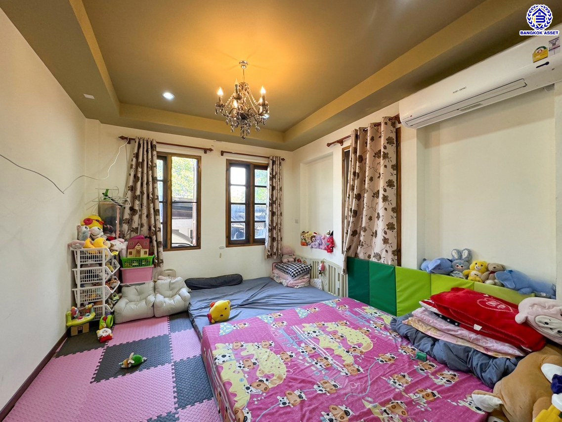 บ้านเดี่ยวมือสอง โครงการ กฤษดานคร18 พุทธมณฑลสาย3 เนื้อที่ 99 ตร.ว. บนพื้นที่ใช้สอย 250 ตร.ม. ฟังก์ชัน 3 ห้องนอน 4 ห้องน้ำ จอดรถได้ 5 คัน แถมฟรี! เครื่องปรับอากาศ, เครื่องทำน้ำอุ่น บนทำเลศักยภาพเชื่อมต่อถนนพุทธมณฑลสาย3, ถนนบรมราชชนนี, ถนนอุทยาน, ถนนอักษะ, ถนนพุทธมณฑลสาย2 ใกล้จุดขึ้นทางด่วน "ศรีรัช" ใกล้เซ็นทรัลปิ่นเกล้า และมหาวิทยาลัยมหิดล