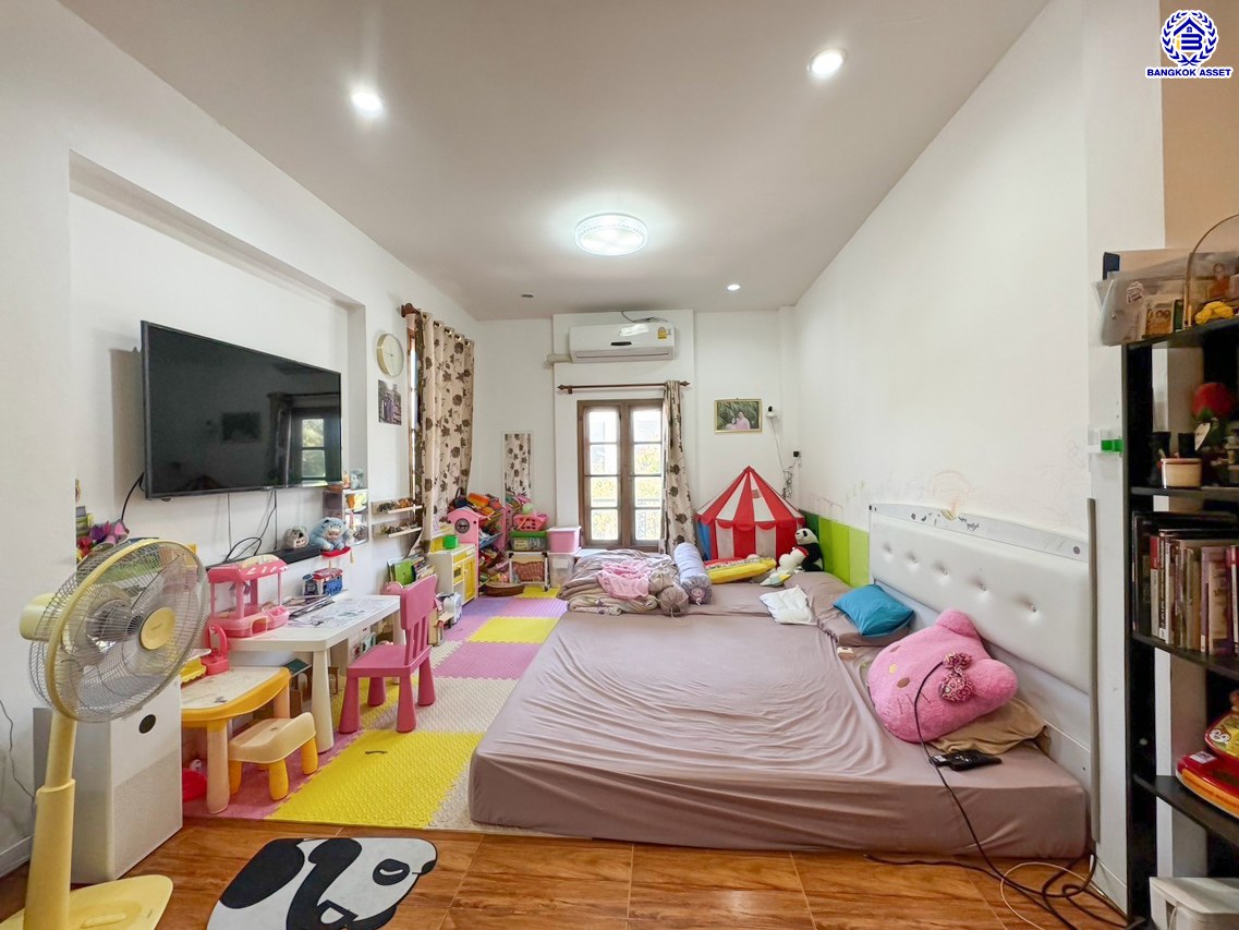 บ้านเดี่ยวมือสอง โครงการ กฤษดานคร18 พุทธมณฑลสาย3 เนื้อที่ 99 ตร.ว. บนพื้นที่ใช้สอย 250 ตร.ม. ฟังก์ชัน 3 ห้องนอน 4 ห้องน้ำ จอดรถได้ 5 คัน แถมฟรี! เครื่องปรับอากาศ, เครื่องทำน้ำอุ่น บนทำเลศักยภาพเชื่อมต่อถนนพุทธมณฑลสาย3, ถนนบรมราชชนนี, ถนนอุทยาน, ถนนอักษะ, ถนนพุทธมณฑลสาย2 ใกล้จุดขึ้นทางด่วน "ศรีรัช" ใกล้เซ็นทรัลปิ่นเกล้า และมหาวิทยาลัยมหิดล