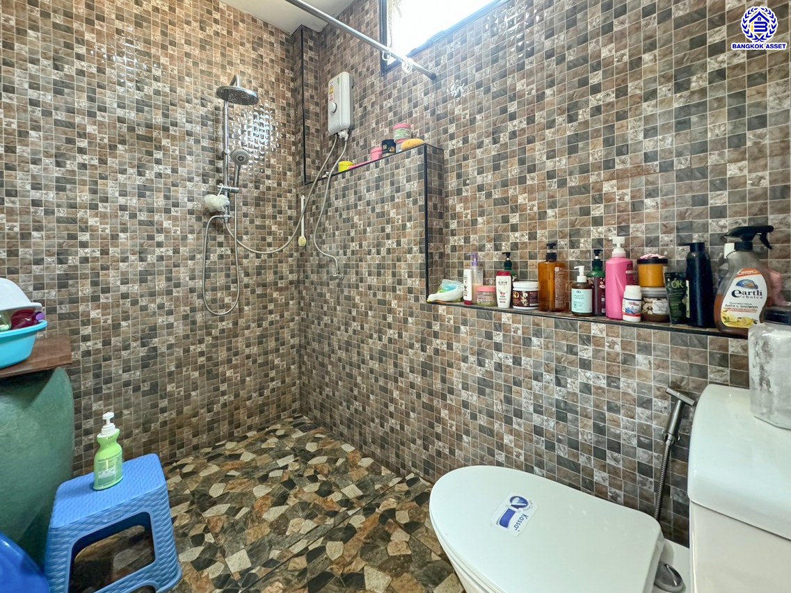 บ้านเดี่ยวมือสอง โครงการ กฤษดานคร18 พุทธมณฑลสาย3 เนื้อที่ 99 ตร.ว. บนพื้นที่ใช้สอย 250 ตร.ม. ฟังก์ชัน 3 ห้องนอน 4 ห้องน้ำ จอดรถได้ 5 คัน แถมฟรี! เครื่องปรับอากาศ, เครื่องทำน้ำอุ่น บนทำเลศักยภาพเชื่อมต่อถนนพุทธมณฑลสาย3, ถนนบรมราชชนนี, ถนนอุทยาน, ถนนอักษะ, ถนนพุทธมณฑลสาย2 ใกล้จุดขึ้นทางด่วน "ศรีรัช" ใกล้เซ็นทรัลปิ่นเกล้า และมหาวิทยาลัยมหิดล