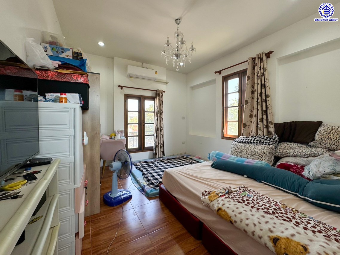 บ้านเดี่ยวมือสอง โครงการ กฤษดานคร18 พุทธมณฑลสาย3 เนื้อที่ 99 ตร.ว. บนพื้นที่ใช้สอย 250 ตร.ม. ฟังก์ชัน 3 ห้องนอน 4 ห้องน้ำ จอดรถได้ 5 คัน แถมฟรี! เครื่องปรับอากาศ, เครื่องทำน้ำอุ่น บนทำเลศักยภาพเชื่อมต่อถนนพุทธมณฑลสาย3, ถนนบรมราชชนนี, ถนนอุทยาน, ถนนอักษะ, ถนนพุทธมณฑลสาย2 ใกล้จุดขึ้นทางด่วน "ศรีรัช" ใกล้เซ็นทรัลปิ่นเกล้า และมหาวิทยาลัยมหิดล