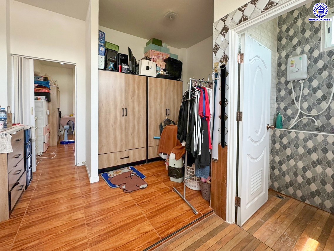 บ้านเดี่ยวมือสอง โครงการ กฤษดานคร18 พุทธมณฑลสาย3 เนื้อที่ 99 ตร.ว. บนพื้นที่ใช้สอย 250 ตร.ม. ฟังก์ชัน 3 ห้องนอน 4 ห้องน้ำ จอดรถได้ 5 คัน แถมฟรี! เครื่องปรับอากาศ, เครื่องทำน้ำอุ่น บนทำเลศักยภาพเชื่อมต่อถนนพุทธมณฑลสาย3, ถนนบรมราชชนนี, ถนนอุทยาน, ถนนอักษะ, ถนนพุทธมณฑลสาย2 ใกล้จุดขึ้นทางด่วน "ศรีรัช" ใกล้เซ็นทรัลปิ่นเกล้า และมหาวิทยาลัยมหิดล