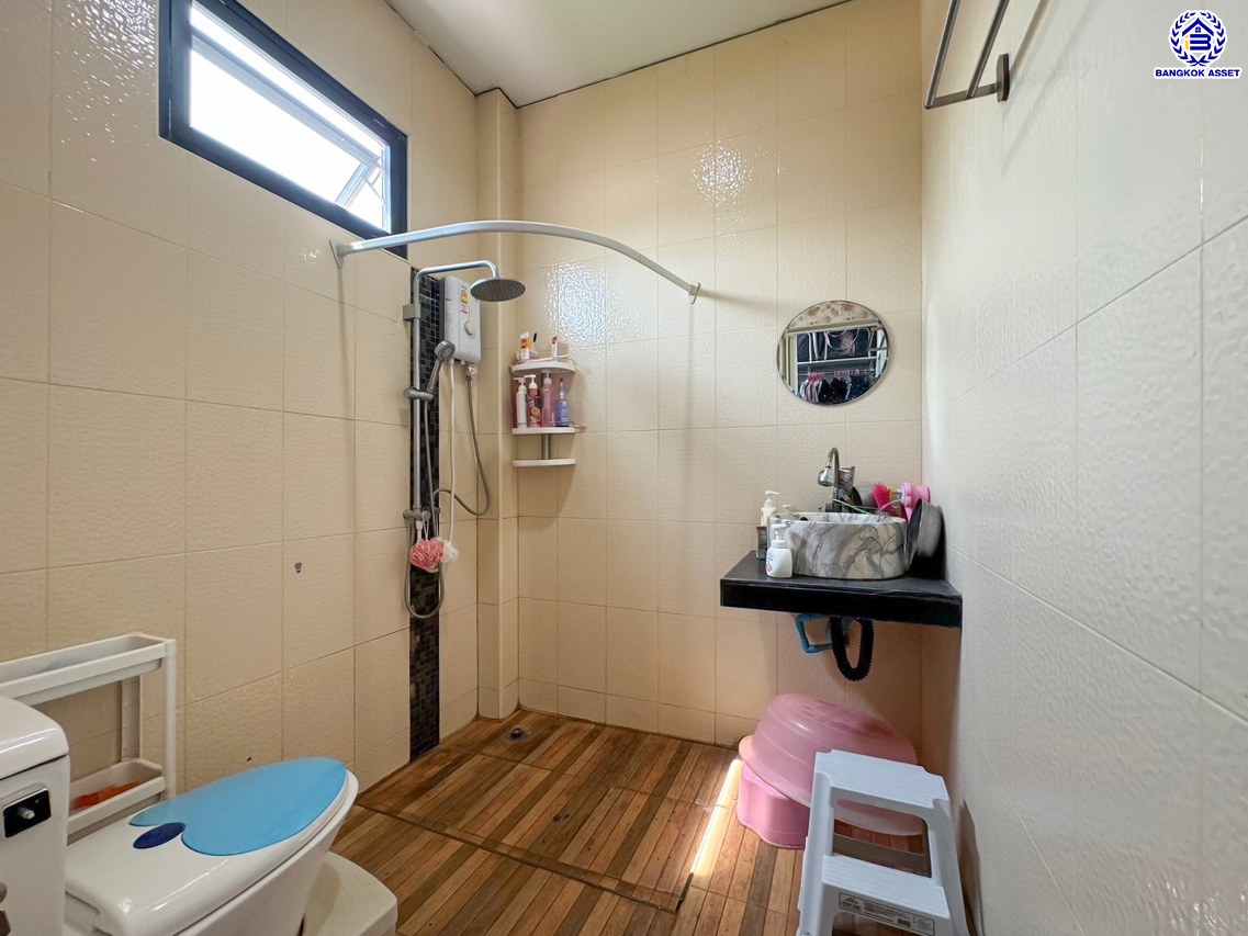 บ้านเดี่ยวมือสอง โครงการ กฤษดานคร18 พุทธมณฑลสาย3 เนื้อที่ 99 ตร.ว. บนพื้นที่ใช้สอย 250 ตร.ม. ฟังก์ชัน 3 ห้องนอน 4 ห้องน้ำ จอดรถได้ 5 คัน แถมฟรี! เครื่องปรับอากาศ, เครื่องทำน้ำอุ่น บนทำเลศักยภาพเชื่อมต่อถนนพุทธมณฑลสาย3, ถนนบรมราชชนนี, ถนนอุทยาน, ถนนอักษะ, ถนนพุทธมณฑลสาย2 ใกล้จุดขึ้นทางด่วน "ศรีรัช" ใกล้เซ็นทรัลปิ่นเกล้า และมหาวิทยาลัยมหิดล