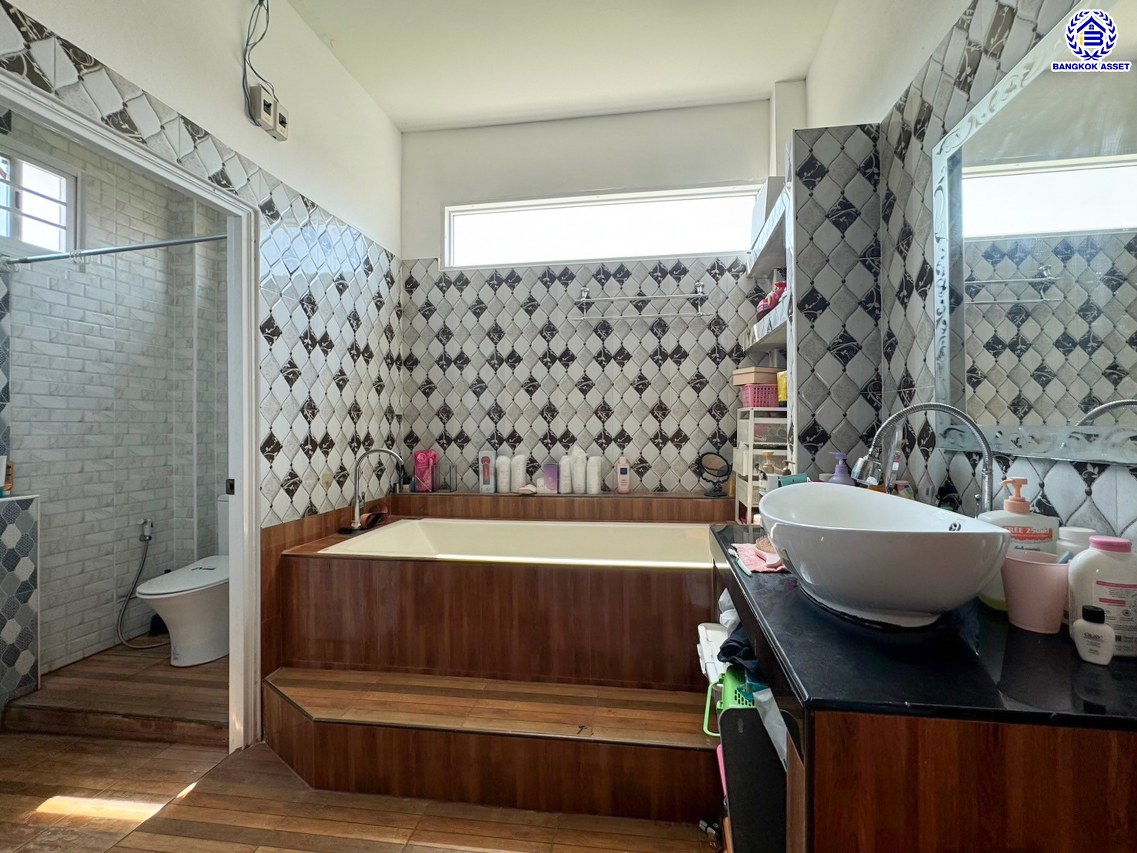 บ้านเดี่ยวมือสอง โครงการ กฤษดานคร18 พุทธมณฑลสาย3 เนื้อที่ 99 ตร.ว. บนพื้นที่ใช้สอย 250 ตร.ม. ฟังก์ชัน 3 ห้องนอน 4 ห้องน้ำ จอดรถได้ 5 คัน แถมฟรี! เครื่องปรับอากาศ, เครื่องทำน้ำอุ่น บนทำเลศักยภาพเชื่อมต่อถนนพุทธมณฑลสาย3, ถนนบรมราชชนนี, ถนนอุทยาน, ถนนอักษะ, ถนนพุทธมณฑลสาย2 ใกล้จุดขึ้นทางด่วน "ศรีรัช" ใกล้เซ็นทรัลปิ่นเกล้า และมหาวิทยาลัยมหิดล