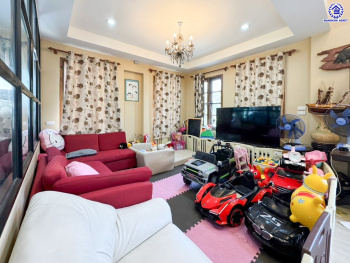 บ้านเดี่ยวมือสอง โครงการ กฤษดานคร18 พุทธมณฑลสาย3 เนื้อที่ 99 ตร.ว. บนพื้นที่ใช้สอย 250 ตร.ม. ฟังก์ชัน 3 ห้องนอน 4 ห้องน้ำ จอดรถได้ 5 คัน แถมฟรี! เครื่องปรับอากาศ, เครื่องทำน้ำอุ่น บนทำเลศักยภาพเชื่อมต่อถนนพุทธมณฑลสาย3, ถนนบรมราชชนนี, ถนนอุทยาน, ถนนอักษะ, ถนนพุทธมณฑลสาย2 ใกล้จุดขึ้นทางด่วน "ศรีรัช" ใกล้เซ็นทรัลปิ่นเกล้า และมหาวิทยาลัยมหิดล