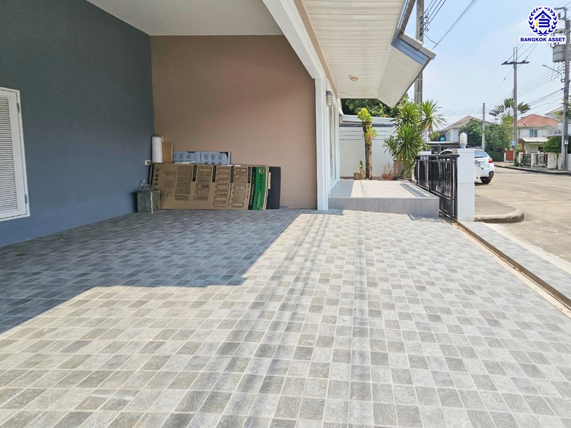 บ้านแฝดมือสองนนทบุรี โครงการ เดอะวิลล่า ท่าอิฐ เนื้อที่ 35.70 ตร.ว. พื้นที่ใช้สอย 135 ตร.ม. ฟังก์ชัน 3 ห้องนอน 2 ห้องน้ำ 2 ที่จอดรถ บนทำเลเดินทางสะดวก เชื่อมต่อถนนชัยพฤกษ์ ถนนรัตนาธิเบศร์ ถนนติวานนท์-ปทุมธานี ใกล้รถไฟฟ้าสายสีม่วง "สถานีท่าอิฐ" และจุดขึ้นทางด่วน "ศรีรัช"