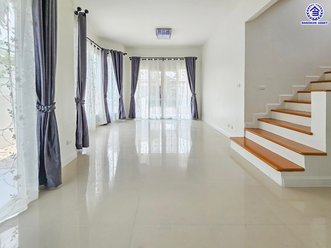 บ้านแฝดมือสองนนทบุรี โครงการ เดอะวิลล่า ท่าอิฐ เนื้อที่ 35.70 ตร.ว. พื้นที่ใช้สอย 135 ตร.ม. ฟังก์ชัน 3 ห้องนอน 2 ห้องน้ำ 2 ที่จอดรถ บนทำเลเดินทางสะดวก เชื่อมต่อถนนชัยพฤกษ์ ถนนรัตนาธิเบศร์ ถนนติวานนท์-ปทุมธานี ใกล้รถไฟฟ้าสายสีม่วง "สถานีท่าอิฐ" และจุดขึ้นทางด่วน "ศรีรัช"