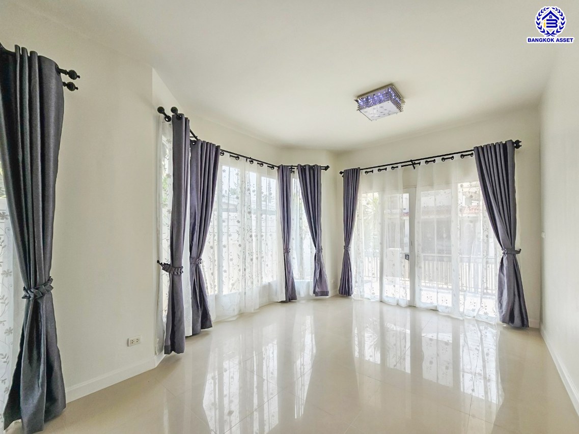 บ้านแฝดมือสองนนทบุรี โครงการ เดอะวิลล่า ท่าอิฐ เนื้อที่ 35.70 ตร.ว. พื้นที่ใช้สอย 135 ตร.ม. ฟังก์ชัน 3 ห้องนอน 2 ห้องน้ำ 2 ที่จอดรถ บนทำเลเดินทางสะดวก เชื่อมต่อถนนชัยพฤกษ์ ถนนรัตนาธิเบศร์ ถนนติวานนท์-ปทุมธานี ใกล้รถไฟฟ้าสายสีม่วง "สถานีท่าอิฐ" และจุดขึ้นทางด่วน "ศรีรัช"