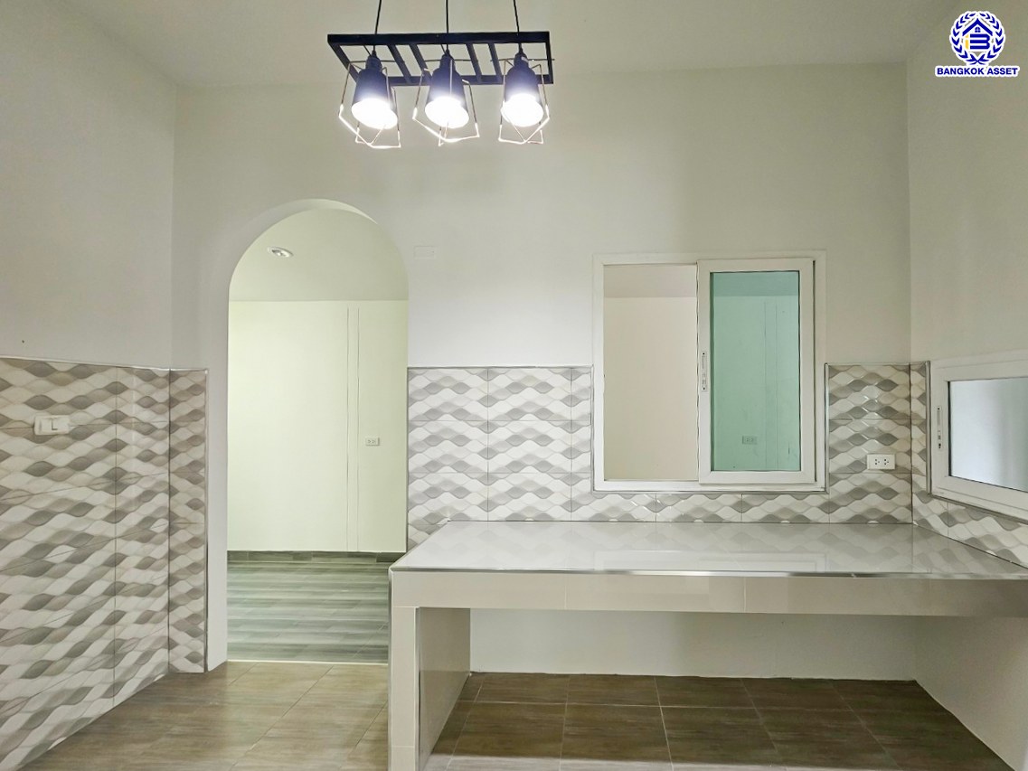 บ้านแฝดมือสองนนทบุรี โครงการ เดอะวิลล่า ท่าอิฐ เนื้อที่ 35.70 ตร.ว. พื้นที่ใช้สอย 135 ตร.ม. ฟังก์ชัน 3 ห้องนอน 2 ห้องน้ำ 2 ที่จอดรถ บนทำเลเดินทางสะดวก เชื่อมต่อถนนชัยพฤกษ์ ถนนรัตนาธิเบศร์ ถนนติวานนท์-ปทุมธานี ใกล้รถไฟฟ้าสายสีม่วง "สถานีท่าอิฐ" และจุดขึ้นทางด่วน "ศรีรัช"