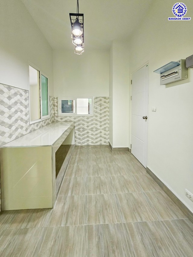 บ้านแฝดมือสองนนทบุรี โครงการ เดอะวิลล่า ท่าอิฐ เนื้อที่ 35.70 ตร.ว. พื้นที่ใช้สอย 135 ตร.ม. ฟังก์ชัน 3 ห้องนอน 2 ห้องน้ำ 2 ที่จอดรถ บนทำเลเดินทางสะดวก เชื่อมต่อถนนชัยพฤกษ์ ถนนรัตนาธิเบศร์ ถนนติวานนท์-ปทุมธานี ใกล้รถไฟฟ้าสายสีม่วง "สถานีท่าอิฐ" และจุดขึ้นทางด่วน "ศรีรัช"