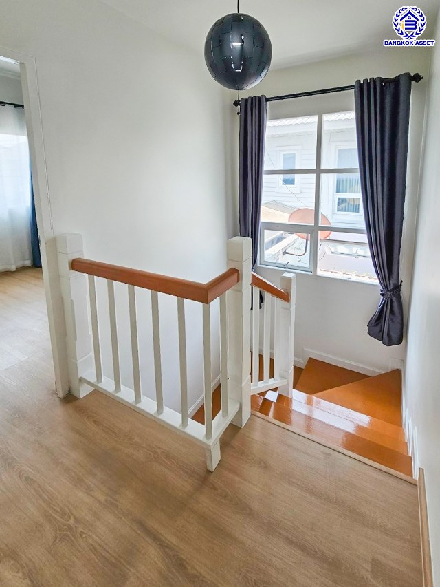 บ้านแฝดมือสองนนทบุรี โครงการ เดอะวิลล่า ท่าอิฐ เนื้อที่ 35.70 ตร.ว. พื้นที่ใช้สอย 135 ตร.ม. ฟังก์ชัน 3 ห้องนอน 2 ห้องน้ำ 2 ที่จอดรถ บนทำเลเดินทางสะดวก เชื่อมต่อถนนชัยพฤกษ์ ถนนรัตนาธิเบศร์ ถนนติวานนท์-ปทุมธานี ใกล้รถไฟฟ้าสายสีม่วง "สถานีท่าอิฐ" และจุดขึ้นทางด่วน "ศรีรัช"