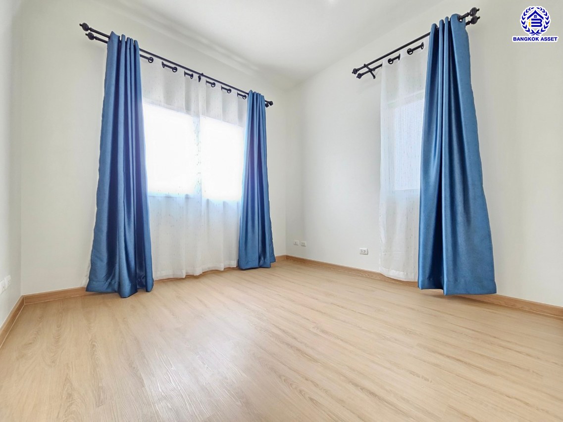 บ้านแฝดมือสองนนทบุรี โครงการ เดอะวิลล่า ท่าอิฐ เนื้อที่ 35.70 ตร.ว. พื้นที่ใช้สอย 135 ตร.ม. ฟังก์ชัน 3 ห้องนอน 2 ห้องน้ำ 2 ที่จอดรถ บนทำเลเดินทางสะดวก เชื่อมต่อถนนชัยพฤกษ์ ถนนรัตนาธิเบศร์ ถนนติวานนท์-ปทุมธานี ใกล้รถไฟฟ้าสายสีม่วง "สถานีท่าอิฐ" และจุดขึ้นทางด่วน "ศรีรัช"