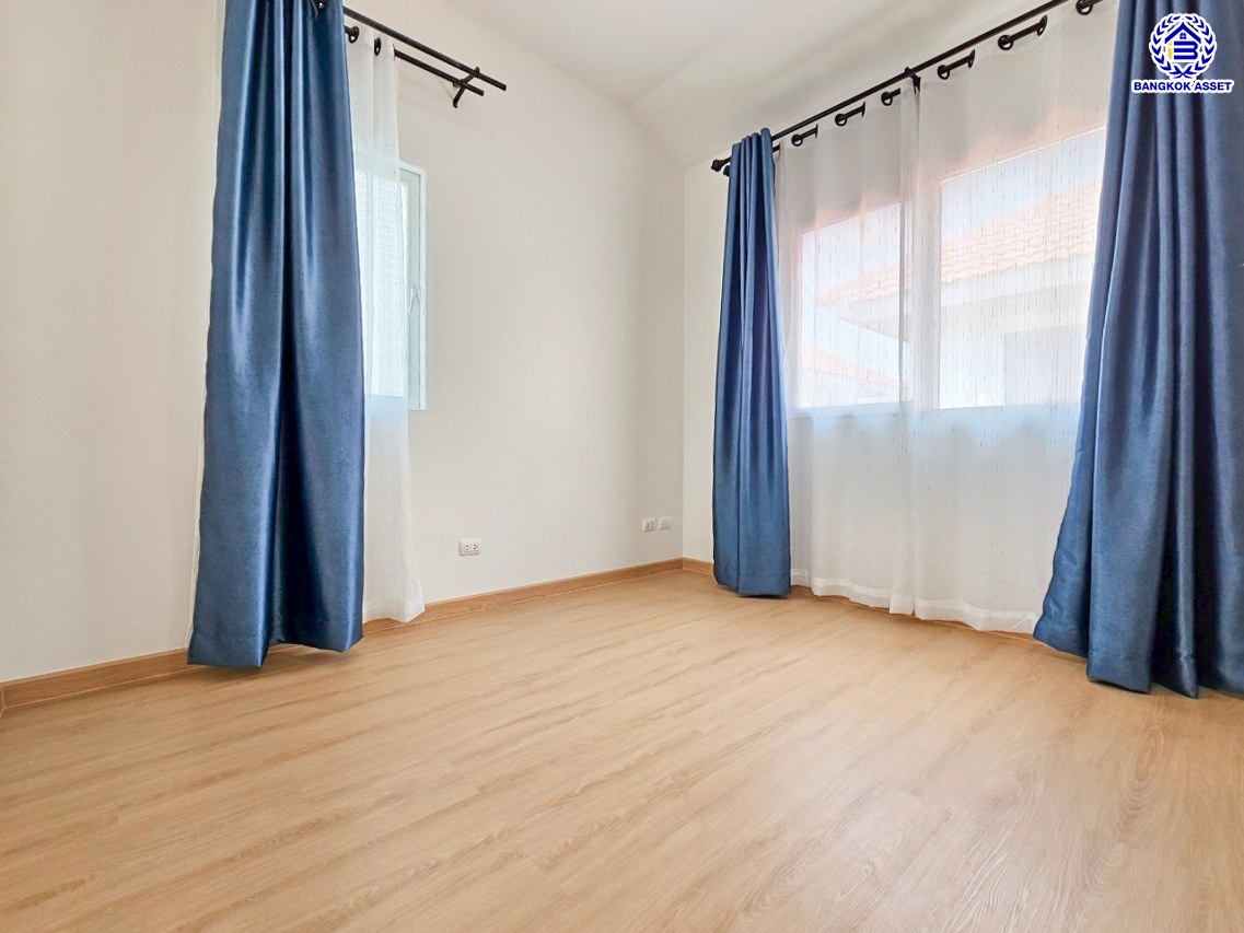 บ้านแฝดมือสองนนทบุรี โครงการ เดอะวิลล่า ท่าอิฐ เนื้อที่ 35.70 ตร.ว. พื้นที่ใช้สอย 135 ตร.ม. ฟังก์ชัน 3 ห้องนอน 2 ห้องน้ำ 2 ที่จอดรถ บนทำเลเดินทางสะดวก เชื่อมต่อถนนชัยพฤกษ์ ถนนรัตนาธิเบศร์ ถนนติวานนท์-ปทุมธานี ใกล้รถไฟฟ้าสายสีม่วง "สถานีท่าอิฐ" และจุดขึ้นทางด่วน "ศรีรัช"