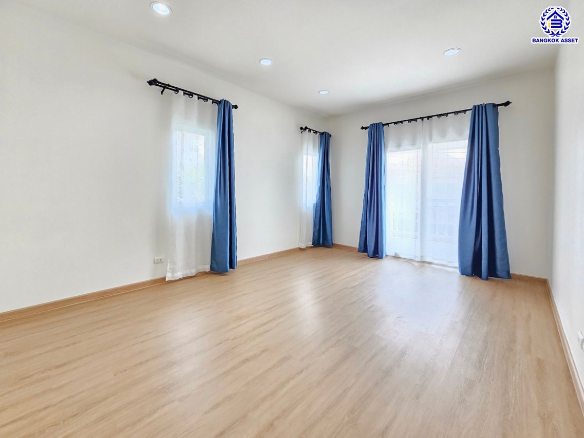 บ้านแฝดมือสองนนทบุรี โครงการ เดอะวิลล่า ท่าอิฐ เนื้อที่ 35.70 ตร.ว. พื้นที่ใช้สอย 135 ตร.ม. ฟังก์ชัน 3 ห้องนอน 2 ห้องน้ำ 2 ที่จอดรถ บนทำเลเดินทางสะดวก เชื่อมต่อถนนชัยพฤกษ์ ถนนรัตนาธิเบศร์ ถนนติวานนท์-ปทุมธานี ใกล้รถไฟฟ้าสายสีม่วง "สถานีท่าอิฐ" และจุดขึ้นทางด่วน "ศรีรัช"