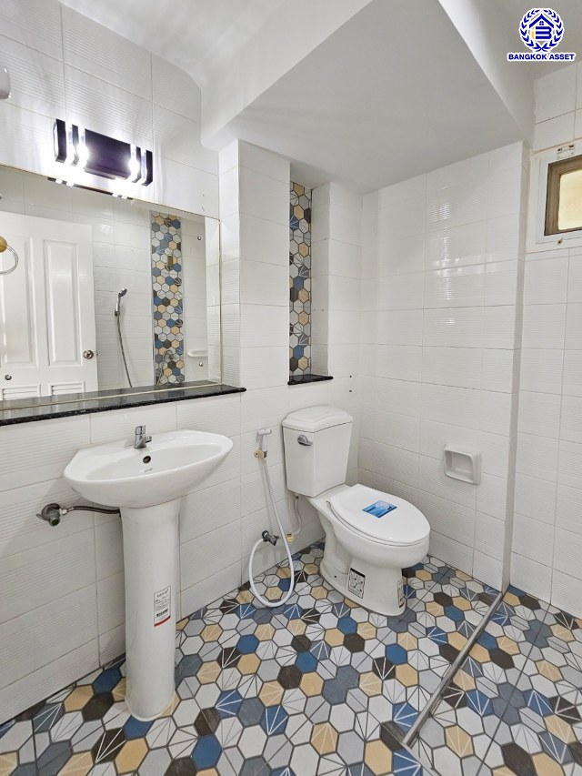 บ้านแฝดมือสองนนทบุรี โครงการ เดอะวิลล่า ท่าอิฐ เนื้อที่ 35.70 ตร.ว. พื้นที่ใช้สอย 135 ตร.ม. ฟังก์ชัน 3 ห้องนอน 2 ห้องน้ำ 2 ที่จอดรถ บนทำเลเดินทางสะดวก เชื่อมต่อถนนชัยพฤกษ์ ถนนรัตนาธิเบศร์ ถนนติวานนท์-ปทุมธานี ใกล้รถไฟฟ้าสายสีม่วง "สถานีท่าอิฐ" และจุดขึ้นทางด่วน "ศรีรัช"