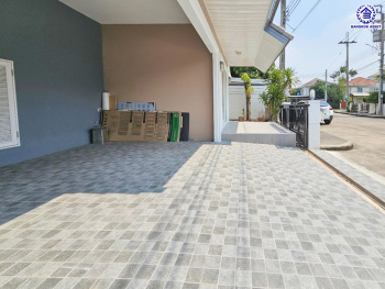 บ้านแฝดมือสองนนทบุรี โครงการ เดอะวิลล่า ท่าอิฐ เนื้อที่ 35.70 ตร.ว. พื้นที่ใช้สอย 135 ตร.ม. ฟังก์ชัน 3 ห้องนอน 2 ห้องน้ำ 2 ที่จอดรถ บนทำเลเดินทางสะดวก เชื่อมต่อถนนชัยพฤกษ์ ถนนรัตนาธิเบศร์ ถนนติวานนท์-ปทุมธานี ใกล้รถไฟฟ้าสายสีม่วง "สถานีท่าอิฐ" และจุดขึ้นทางด่วน "ศรีรัช"