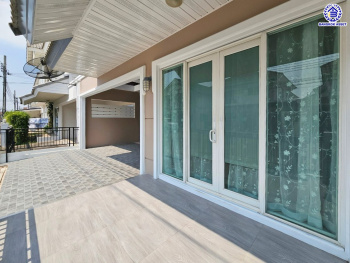 บ้านแฝดมือสองนนทบุรี โครงการ เดอะวิลล่า ท่าอิฐ เนื้อที่ 35.70 ตร.ว. พื้นที่ใช้สอย 135 ตร.ม. ฟังก์ชัน 3 ห้องนอน 2 ห้องน้ำ 2 ที่จอดรถ บนทำเลเดินทางสะดวก เชื่อมต่อถนนชัยพฤกษ์ ถนนรัตนาธิเบศร์ ถนนติวานนท์-ปทุมธานี ใกล้รถไฟฟ้าสายสีม่วง "สถานีท่าอิฐ" และจุดขึ้นทางด่วน "ศรีรัช"