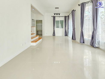 บ้านแฝดมือสองนนทบุรี โครงการ เดอะวิลล่า ท่าอิฐ เนื้อที่ 35.70 ตร.ว. พื้นที่ใช้สอย 135 ตร.ม. ฟังก์ชัน 3 ห้องนอน 2 ห้องน้ำ 2 ที่จอดรถ บนทำเลเดินทางสะดวก เชื่อมต่อถนนชัยพฤกษ์ ถนนรัตนาธิเบศร์ ถนนติวานนท์-ปทุมธานี ใกล้รถไฟฟ้าสายสีม่วง "สถานีท่าอิฐ" และจุดขึ้นทางด่วน "ศรีรัช"