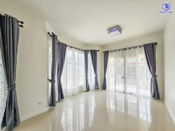 บ้านแฝดมือสองนนทบุรี โครงการ เดอะวิลล่า ท่าอิฐ เนื้อที่ 35.70 ตร.ว. พื้นที่ใช้สอย 135 ตร.ม. ฟังก์ชัน 3 ห้องนอน 2 ห้องน้ำ 2 ที่จอดรถ บนทำเลเดินทางสะดวก เชื่อมต่อถนนชัยพฤกษ์ ถนนรัตนาธิเบศร์ ถนนติวานนท์-ปทุมธานี ใกล้รถไฟฟ้าสายสีม่วง "สถานีท่าอิฐ" และจุดขึ้นทางด่วน "ศรีรัช"