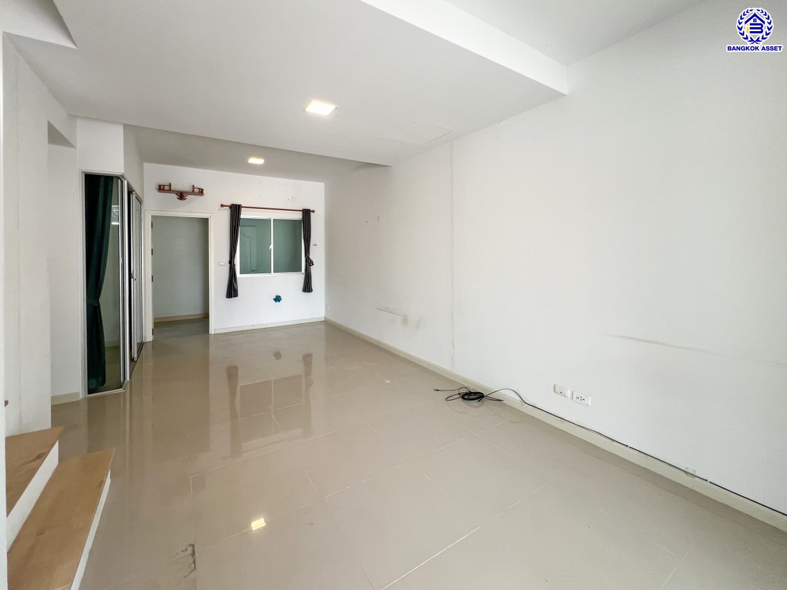 *****ทาวน์เฮ้าส์มือสอง โครงการ พฤกษาวิลล์ ลาดกระบัง-ประชาพัฒนา เนื้อที่ 21.70 ตร.ว. พื้นที่ใช้สอย 120 ตร.ม. ฟังก์ชัน 4 ห้องนอน 2 ห้องน้ำ 1 ที่จอดรถ ตั้งบนทำเลดี หน้าโครงการติดถนนใหญ่ "ลาดกระบัง" ใกล้สนามบิน "สุวรรณภูมิ" เชื่อมต่อถนนประชาพัฒนา, ถนนหลวงแพ่ง, ถนนลาดกระบัง, ถนนกิ่งแก้ว ใกล้รถไฟฟ้าแอร์พอร์ตลิ้งค์ "สถานีลาดกระบัง" และจุดขึ้นมอเตอร์เวย์ "กรุงเทพ-ชลบุรี"