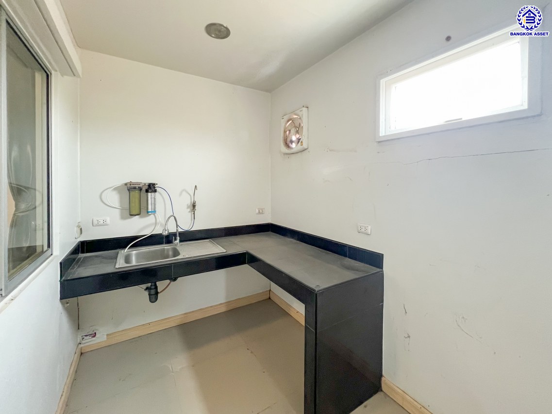 *****ทาวน์เฮ้าส์มือสอง โครงการ พฤกษาวิลล์ ลาดกระบัง-ประชาพัฒนา เนื้อที่ 21.70 ตร.ว. พื้นที่ใช้สอย 120 ตร.ม. ฟังก์ชัน 4 ห้องนอน 2 ห้องน้ำ 1 ที่จอดรถ ตั้งบนทำเลดี หน้าโครงการติดถนนใหญ่ "ลาดกระบัง" ใกล้สนามบิน "สุวรรณภูมิ" เชื่อมต่อถนนประชาพัฒนา, ถนนหลวงแพ่ง, ถนนลาดกระบัง, ถนนกิ่งแก้ว ใกล้รถไฟฟ้าแอร์พอร์ตลิ้งค์ "สถานีลาดกระบัง" และจุดขึ้นมอเตอร์เวย์ "กรุงเทพ-ชลบุรี"