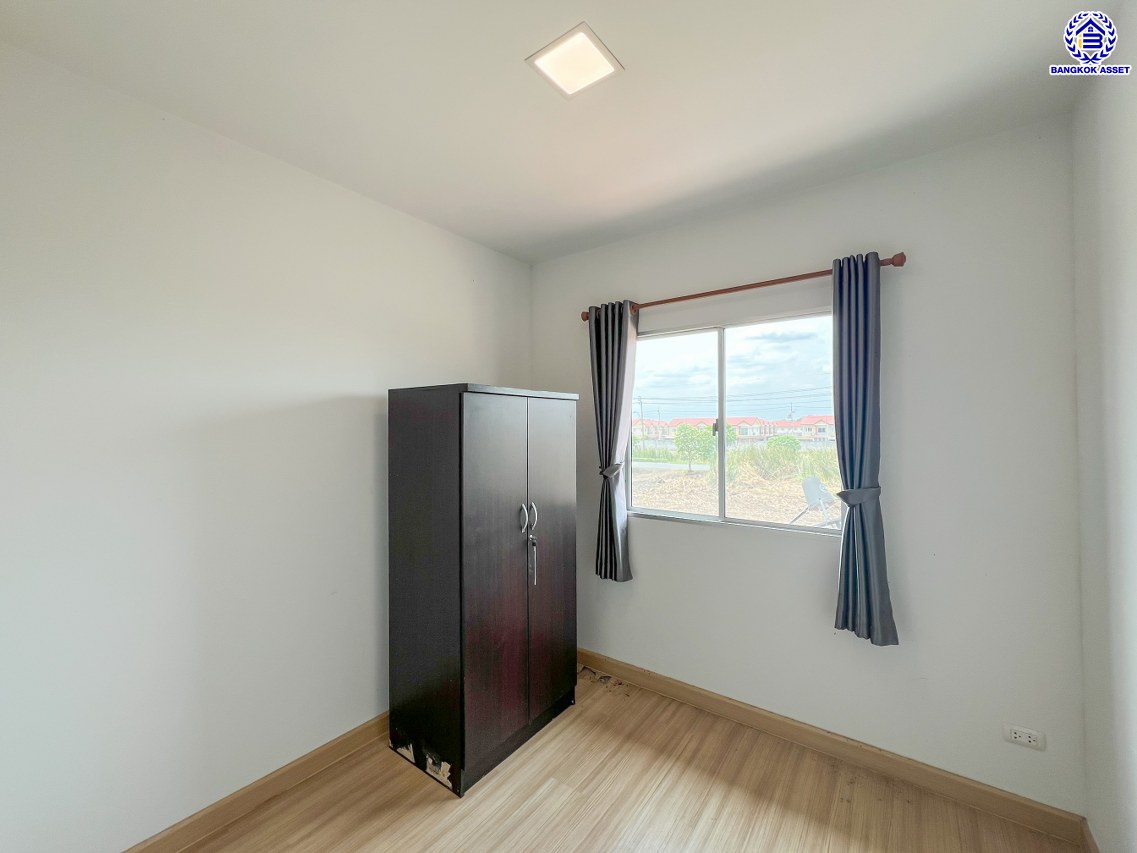 *****ทาวน์เฮ้าส์มือสอง โครงการ พฤกษาวิลล์ ลาดกระบัง-ประชาพัฒนา เนื้อที่ 21.70 ตร.ว. พื้นที่ใช้สอย 120 ตร.ม. ฟังก์ชัน 4 ห้องนอน 2 ห้องน้ำ 1 ที่จอดรถ ตั้งบนทำเลดี หน้าโครงการติดถนนใหญ่ "ลาดกระบัง" ใกล้สนามบิน "สุวรรณภูมิ" เชื่อมต่อถนนประชาพัฒนา, ถนนหลวงแพ่ง, ถนนลาดกระบัง, ถนนกิ่งแก้ว ใกล้รถไฟฟ้าแอร์พอร์ตลิ้งค์ "สถานีลาดกระบัง" และจุดขึ้นมอเตอร์เวย์ "กรุงเทพ-ชลบุรี"