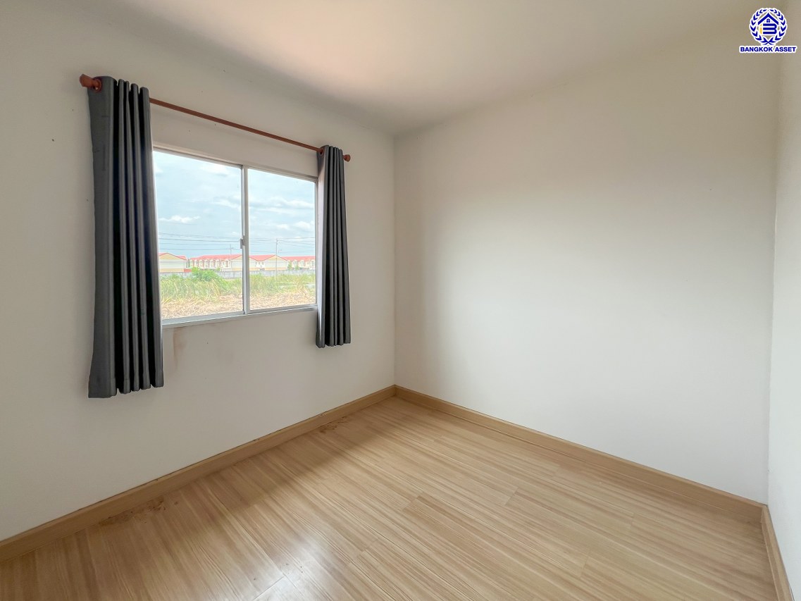 *****ทาวน์เฮ้าส์มือสอง โครงการ พฤกษาวิลล์ ลาดกระบัง-ประชาพัฒนา เนื้อที่ 21.70 ตร.ว. พื้นที่ใช้สอย 120 ตร.ม. ฟังก์ชัน 4 ห้องนอน 2 ห้องน้ำ 1 ที่จอดรถ ตั้งบนทำเลดี หน้าโครงการติดถนนใหญ่ "ลาดกระบัง" ใกล้สนามบิน "สุวรรณภูมิ" เชื่อมต่อถนนประชาพัฒนา, ถนนหลวงแพ่ง, ถนนลาดกระบัง, ถนนกิ่งแก้ว ใกล้รถไฟฟ้าแอร์พอร์ตลิ้งค์ "สถานีลาดกระบัง" และจุดขึ้นมอเตอร์เวย์ "กรุงเทพ-ชลบุรี"