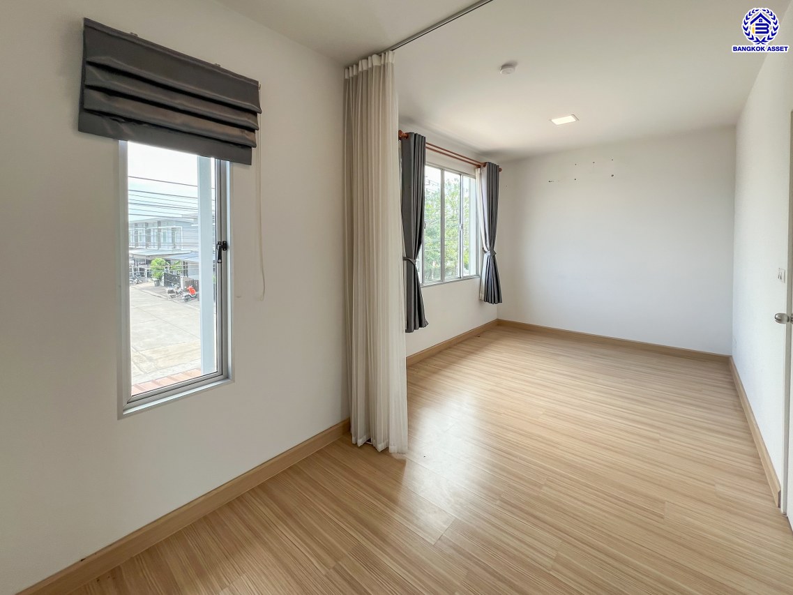 *****ทาวน์เฮ้าส์มือสอง โครงการ พฤกษาวิลล์ ลาดกระบัง-ประชาพัฒนา เนื้อที่ 21.70 ตร.ว. พื้นที่ใช้สอย 120 ตร.ม. ฟังก์ชัน 4 ห้องนอน 2 ห้องน้ำ 1 ที่จอดรถ ตั้งบนทำเลดี หน้าโครงการติดถนนใหญ่ "ลาดกระบัง" ใกล้สนามบิน "สุวรรณภูมิ" เชื่อมต่อถนนประชาพัฒนา, ถนนหลวงแพ่ง, ถนนลาดกระบัง, ถนนกิ่งแก้ว ใกล้รถไฟฟ้าแอร์พอร์ตลิ้งค์ "สถานีลาดกระบัง" และจุดขึ้นมอเตอร์เวย์ "กรุงเทพ-ชลบุรี"