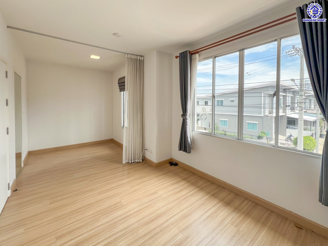 *****ทาวน์เฮ้าส์มือสอง โครงการ พฤกษาวิลล์ ลาดกระบัง-ประชาพัฒนา เนื้อที่ 21.70 ตร.ว. พื้นที่ใช้สอย 120 ตร.ม. ฟังก์ชัน 4 ห้องนอน 2 ห้องน้ำ 1 ที่จอดรถ ตั้งบนทำเลดี หน้าโครงการติดถนนใหญ่ "ลาดกระบัง" ใกล้สนามบิน "สุวรรณภูมิ" เชื่อมต่อถนนประชาพัฒนา, ถนนหลวงแพ่ง, ถนนลาดกระบัง, ถนนกิ่งแก้ว ใกล้รถไฟฟ้าแอร์พอร์ตลิ้งค์ "สถานีลาดกระบัง" และจุดขึ้นมอเตอร์เวย์ "กรุงเทพ-ชลบุรี"