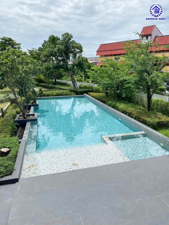 *****ทาวน์เฮ้าส์มือสอง โครงการ พฤกษาวิลล์ ลาดกระบัง-ประชาพัฒนา เนื้อที่ 21.70 ตร.ว. พื้นที่ใช้สอย 120 ตร.ม. ฟังก์ชัน 4 ห้องนอน 2 ห้องน้ำ 1 ที่จอดรถ ตั้งบนทำเลดี หน้าโครงการติดถนนใหญ่ "ลาดกระบัง" ใกล้สนามบิน "สุวรรณภูมิ" เชื่อมต่อถนนประชาพัฒนา, ถนนหลวงแพ่ง, ถนนลาดกระบัง, ถนนกิ่งแก้ว ใกล้รถไฟฟ้าแอร์พอร์ตลิ้งค์ "สถานีลาดกระบัง" และจุดขึ้นมอเตอร์เวย์ "กรุงเทพ-ชลบุรี"