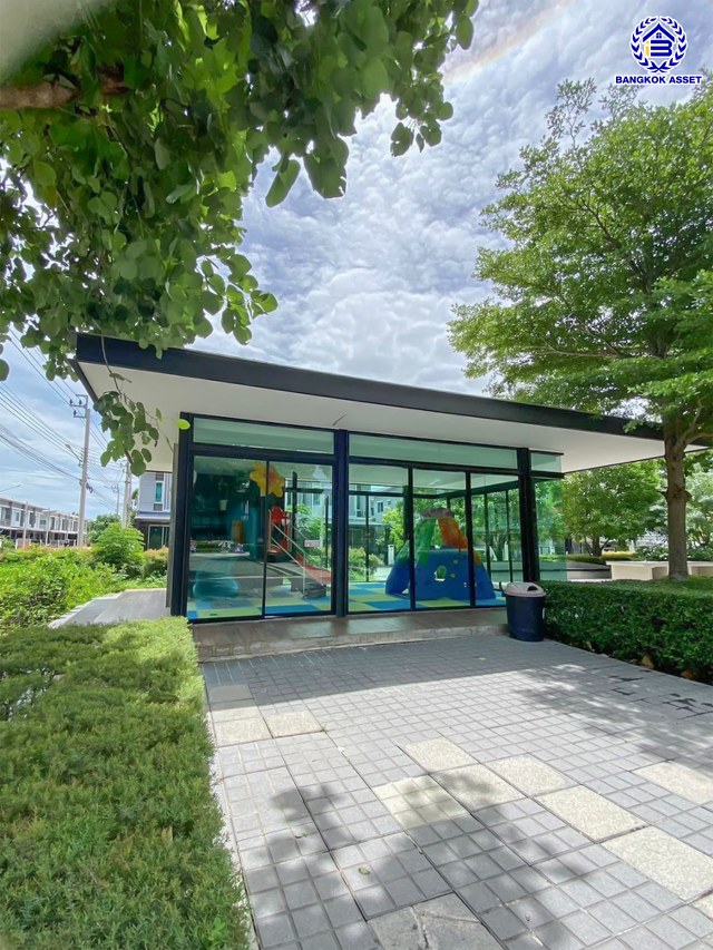 *****ทาวน์เฮ้าส์มือสอง โครงการ พฤกษาวิลล์ ลาดกระบัง-ประชาพัฒนา เนื้อที่ 21.70 ตร.ว. พื้นที่ใช้สอย 120 ตร.ม. ฟังก์ชัน 4 ห้องนอน 2 ห้องน้ำ 1 ที่จอดรถ ตั้งบนทำเลดี หน้าโครงการติดถนนใหญ่ "ลาดกระบัง" ใกล้สนามบิน "สุวรรณภูมิ" เชื่อมต่อถนนประชาพัฒนา, ถนนหลวงแพ่ง, ถนนลาดกระบัง, ถนนกิ่งแก้ว ใกล้รถไฟฟ้าแอร์พอร์ตลิ้งค์ "สถานีลาดกระบัง" และจุดขึ้นมอเตอร์เวย์ "กรุงเทพ-ชลบุรี"