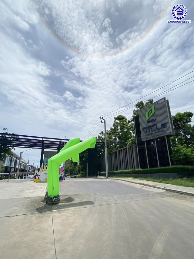 *****ทาวน์เฮ้าส์มือสอง โครงการ พฤกษาวิลล์ ลาดกระบัง-ประชาพัฒนา เนื้อที่ 21.70 ตร.ว. พื้นที่ใช้สอย 120 ตร.ม. ฟังก์ชัน 4 ห้องนอน 2 ห้องน้ำ 1 ที่จอดรถ ตั้งบนทำเลดี หน้าโครงการติดถนนใหญ่ "ลาดกระบัง" ใกล้สนามบิน "สุวรรณภูมิ" เชื่อมต่อถนนประชาพัฒนา, ถนนหลวงแพ่ง, ถนนลาดกระบัง, ถนนกิ่งแก้ว ใกล้รถไฟฟ้าแอร์พอร์ตลิ้งค์ "สถานีลาดกระบัง" และจุดขึ้นมอเตอร์เวย์ "กรุงเทพ-ชลบุรี"