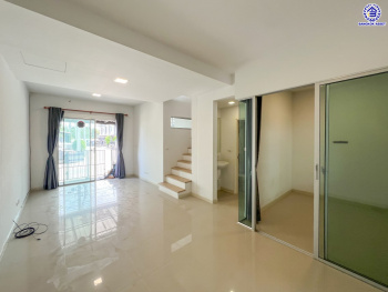 *****ทาวน์เฮ้าส์มือสอง โครงการ พฤกษาวิลล์ ลาดกระบัง-ประชาพัฒนา เนื้อที่ 21.70 ตร.ว. พื้นที่ใช้สอย 120 ตร.ม. ฟังก์ชัน 4 ห้องนอน 2 ห้องน้ำ 1 ที่จอดรถ ตั้งบนทำเลดี หน้าโครงการติดถนนใหญ่ "ลาดกระบัง" ใกล้สนามบิน "สุวรรณภูมิ" เชื่อมต่อถนนประชาพัฒนา, ถนนหลวงแพ่ง, ถนนลาดกระบัง, ถนนกิ่งแก้ว ใกล้รถไฟฟ้าแอร์พอร์ตลิ้งค์ "สถานีลาดกระบัง" และจุดขึ้นมอเตอร์เวย์ "กรุงเทพ-ชลบุรี"