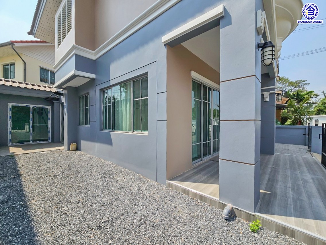 บ้านแฝดมือสองนนทบุรี โครงการ เดอะวิลล่า ท่าอิฐ เนื้อที่ 36 ตร.ว. พื้นที่ใช้สอย 135 ตร.ม. ฟังก์ชัน 3 ห้องนอน 2 ห้องน้ำ 1 ที่จอดรถ บนทำเลเดินทางสะดวก เชื่อมต่อถนนชัยพฤกษ์ ถนนรัตนาธิเบศร์ ถนนติวานนท์-ปทุมธานี ใกล้รถไฟฟ้าสายสีม่วง "สถานีบางรักน้อยท่าอิฐ" และจุดขึ้นทางด่วน "ศรีรัช"