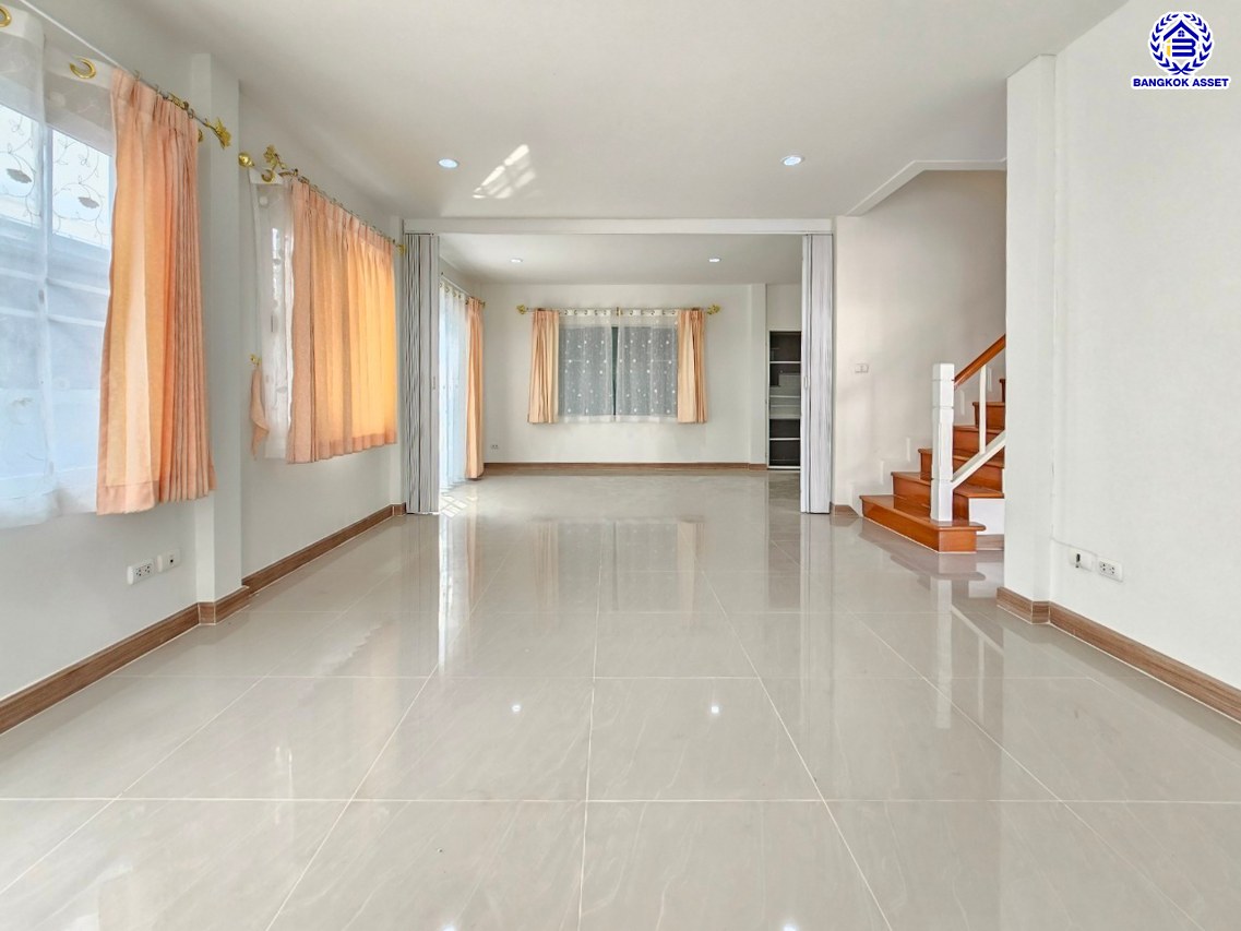 บ้านแฝดมือสองนนทบุรี โครงการ เดอะวิลล่า ท่าอิฐ เนื้อที่ 36 ตร.ว. พื้นที่ใช้สอย 135 ตร.ม. ฟังก์ชัน 3 ห้องนอน 2 ห้องน้ำ 1 ที่จอดรถ บนทำเลเดินทางสะดวก เชื่อมต่อถนนชัยพฤกษ์ ถนนรัตนาธิเบศร์ ถนนติวานนท์-ปทุมธานี ใกล้รถไฟฟ้าสายสีม่วง "สถานีบางรักน้อยท่าอิฐ" และจุดขึ้นทางด่วน "ศรีรัช"