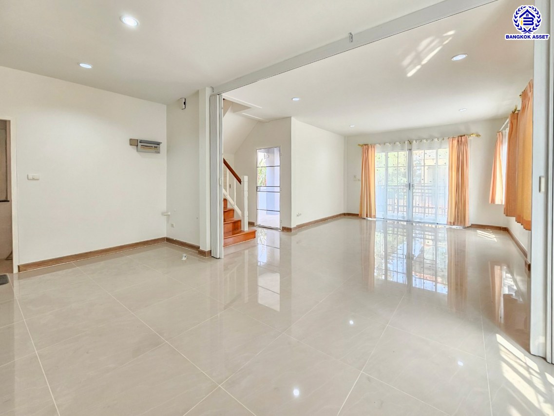 บ้านแฝดมือสองนนทบุรี โครงการ เดอะวิลล่า ท่าอิฐ เนื้อที่ 36 ตร.ว. พื้นที่ใช้สอย 135 ตร.ม. ฟังก์ชัน 3 ห้องนอน 2 ห้องน้ำ 1 ที่จอดรถ บนทำเลเดินทางสะดวก เชื่อมต่อถนนชัยพฤกษ์ ถนนรัตนาธิเบศร์ ถนนติวานนท์-ปทุมธานี ใกล้รถไฟฟ้าสายสีม่วง "สถานีบางรักน้อยท่าอิฐ" และจุดขึ้นทางด่วน "ศรีรัช"