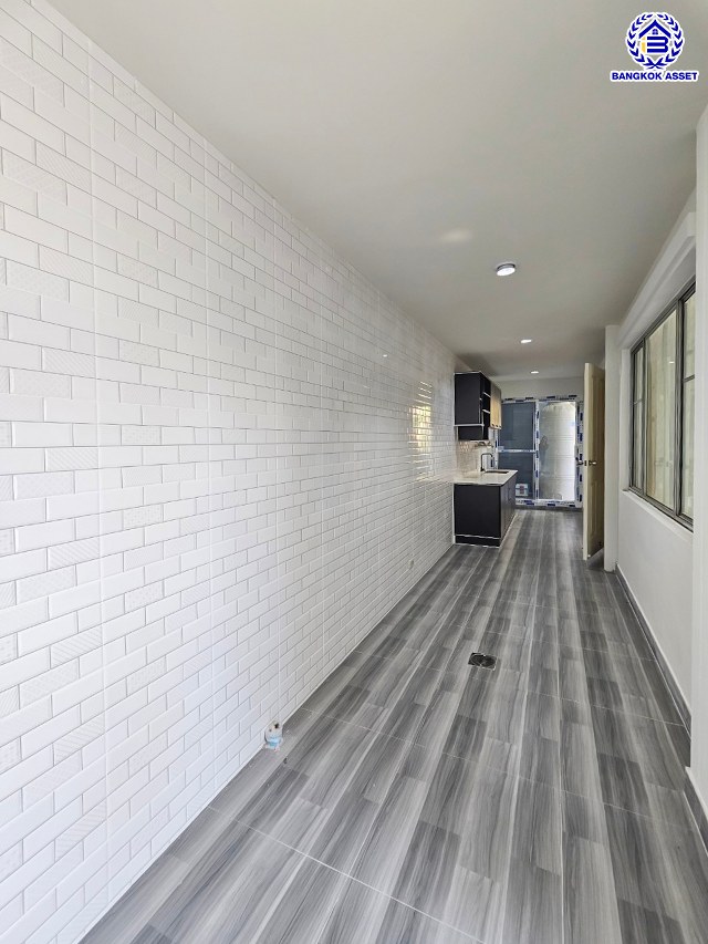 บ้านแฝดมือสองนนทบุรี โครงการ เดอะวิลล่า ท่าอิฐ เนื้อที่ 36 ตร.ว. พื้นที่ใช้สอย 135 ตร.ม. ฟังก์ชัน 3 ห้องนอน 2 ห้องน้ำ 1 ที่จอดรถ บนทำเลเดินทางสะดวก เชื่อมต่อถนนชัยพฤกษ์ ถนนรัตนาธิเบศร์ ถนนติวานนท์-ปทุมธานี ใกล้รถไฟฟ้าสายสีม่วง "สถานีบางรักน้อยท่าอิฐ" และจุดขึ้นทางด่วน "ศรีรัช"