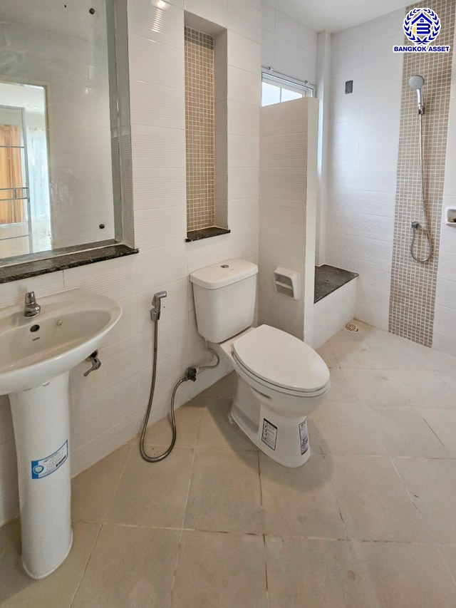 บ้านแฝดมือสองนนทบุรี โครงการ เดอะวิลล่า ท่าอิฐ เนื้อที่ 36 ตร.ว. พื้นที่ใช้สอย 135 ตร.ม. ฟังก์ชัน 3 ห้องนอน 2 ห้องน้ำ 1 ที่จอดรถ บนทำเลเดินทางสะดวก เชื่อมต่อถนนชัยพฤกษ์ ถนนรัตนาธิเบศร์ ถนนติวานนท์-ปทุมธานี ใกล้รถไฟฟ้าสายสีม่วง "สถานีบางรักน้อยท่าอิฐ" และจุดขึ้นทางด่วน "ศรีรัช"