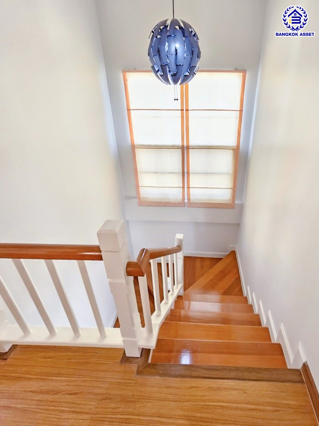 บ้านแฝดมือสองนนทบุรี โครงการ เดอะวิลล่า ท่าอิฐ เนื้อที่ 36 ตร.ว. พื้นที่ใช้สอย 135 ตร.ม. ฟังก์ชัน 3 ห้องนอน 2 ห้องน้ำ 1 ที่จอดรถ บนทำเลเดินทางสะดวก เชื่อมต่อถนนชัยพฤกษ์ ถนนรัตนาธิเบศร์ ถนนติวานนท์-ปทุมธานี ใกล้รถไฟฟ้าสายสีม่วง "สถานีบางรักน้อยท่าอิฐ" และจุดขึ้นทางด่วน "ศรีรัช"