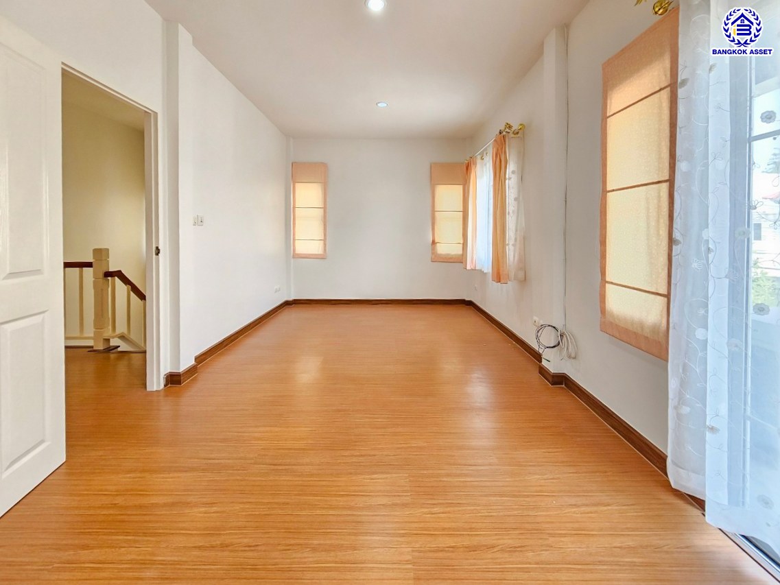 บ้านแฝดมือสองนนทบุรี โครงการ เดอะวิลล่า ท่าอิฐ เนื้อที่ 36 ตร.ว. พื้นที่ใช้สอย 135 ตร.ม. ฟังก์ชัน 3 ห้องนอน 2 ห้องน้ำ 1 ที่จอดรถ บนทำเลเดินทางสะดวก เชื่อมต่อถนนชัยพฤกษ์ ถนนรัตนาธิเบศร์ ถนนติวานนท์-ปทุมธานี ใกล้รถไฟฟ้าสายสีม่วง "สถานีบางรักน้อยท่าอิฐ" และจุดขึ้นทางด่วน "ศรีรัช"