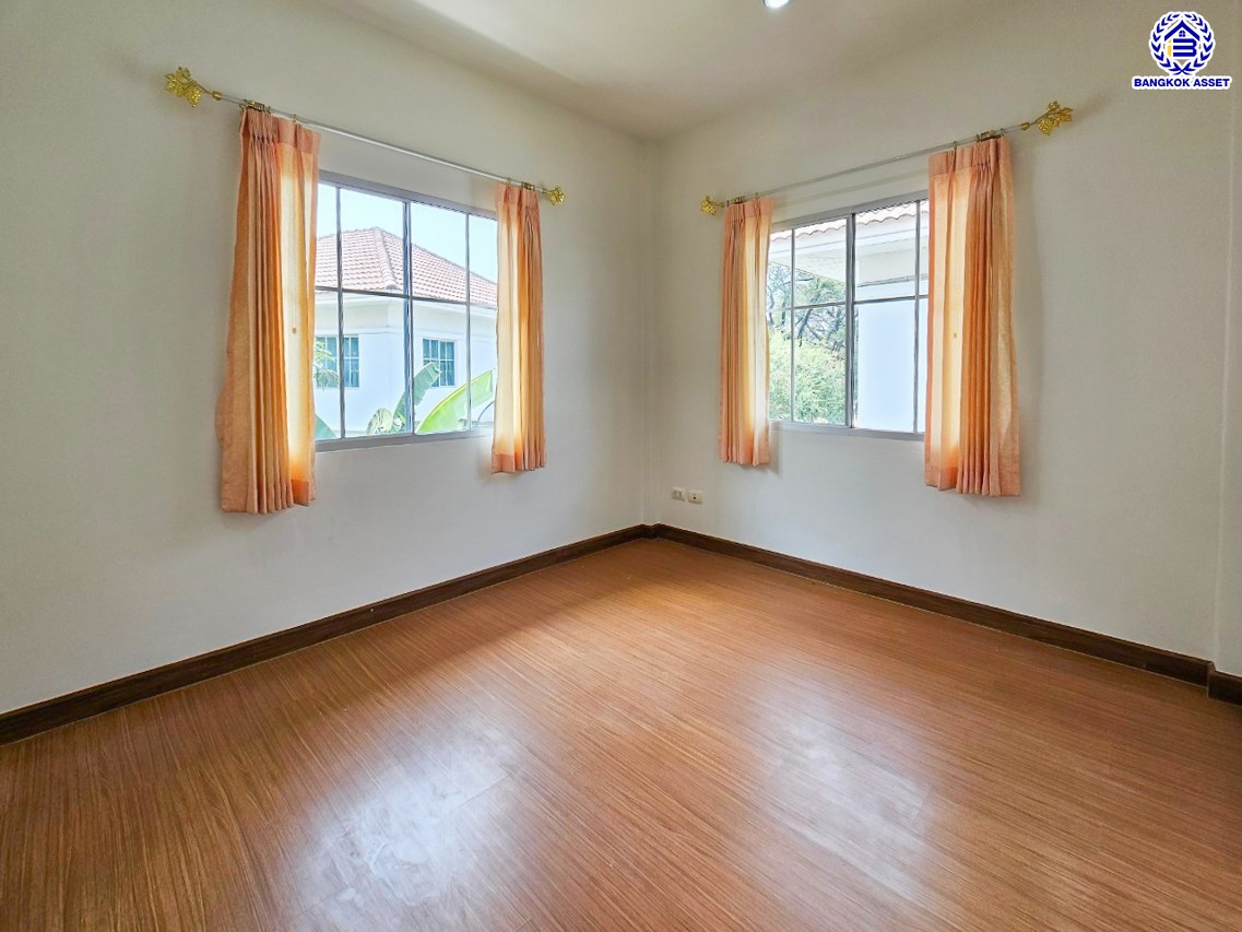 บ้านแฝดมือสองนนทบุรี โครงการ เดอะวิลล่า ท่าอิฐ เนื้อที่ 36 ตร.ว. พื้นที่ใช้สอย 135 ตร.ม. ฟังก์ชัน 3 ห้องนอน 2 ห้องน้ำ 1 ที่จอดรถ บนทำเลเดินทางสะดวก เชื่อมต่อถนนชัยพฤกษ์ ถนนรัตนาธิเบศร์ ถนนติวานนท์-ปทุมธานี ใกล้รถไฟฟ้าสายสีม่วง "สถานีบางรักน้อยท่าอิฐ" และจุดขึ้นทางด่วน "ศรีรัช"