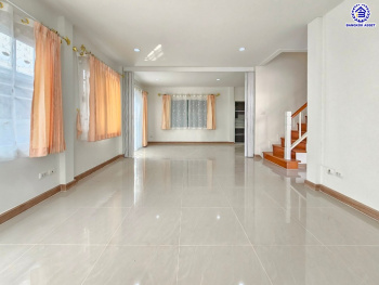 บ้านแฝดมือสองนนทบุรี โครงการ เดอะวิลล่า ท่าอิฐ เนื้อที่ 36 ตร.ว. พื้นที่ใช้สอย 135 ตร.ม. ฟังก์ชัน 3 ห้องนอน 2 ห้องน้ำ 1 ที่จอดรถ บนทำเลเดินทางสะดวก เชื่อมต่อถนนชัยพฤกษ์ ถนนรัตนาธิเบศร์ ถนนติวานนท์-ปทุมธานี ใกล้รถไฟฟ้าสายสีม่วง "สถานีบางรักน้อยท่าอิฐ" และจุดขึ้นทางด่วน "ศรีรัช"