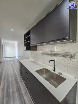 บ้านแฝดมือสองนนทบุรี โครงการ เดอะวิลล่า ท่าอิฐ เนื้อที่ 36 ตร.ว. พื้นที่ใช้สอย 135 ตร.ม. ฟังก์ชัน 3 ห้องนอน 2 ห้องน้ำ 1 ที่จอดรถ บนทำเลเดินทางสะดวก เชื่อมต่อถนนชัยพฤกษ์ ถนนรัตนาธิเบศร์ ถนนติวานนท์-ปทุมธานี ใกล้รถไฟฟ้าสายสีม่วง "สถานีบางรักน้อยท่าอิฐ" และจุดขึ้นทางด่วน "ศรีรัช"