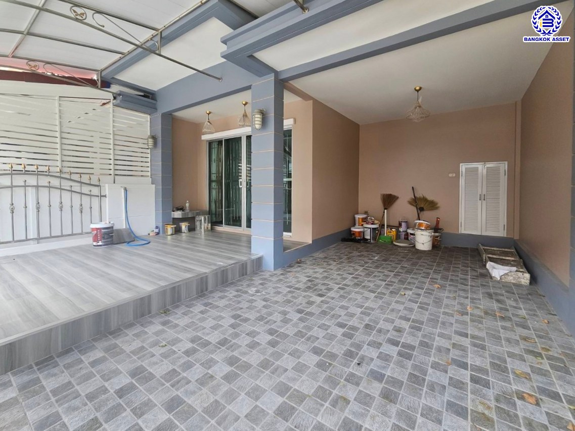 ทาวน์เฮ้าส์มือสองนนทบุรี โครงการ เดอะวิลล่า ท่าอิฐ เนื้อที่ 18 ตร.ว. พื้นที่ใช้สอย 110 ตร.ม. ฟังก์ชัน 3 ห้องนอน 2 ห้องน้ำ 1 ที่จอดรถ บนทำเลเดินทางสะดวก เชื่อมต่อถนนชัยพฤกษ์ ถนนรัตนาธิเบศร์ ถนนติวานนท์-ปทุมธานี ใกล้รถไฟฟ้าสายสีม่วง "สถานีบางรักน้อยท่าอิฐ" และจุดขึ้นทางด่วน "ศรีรัช"...