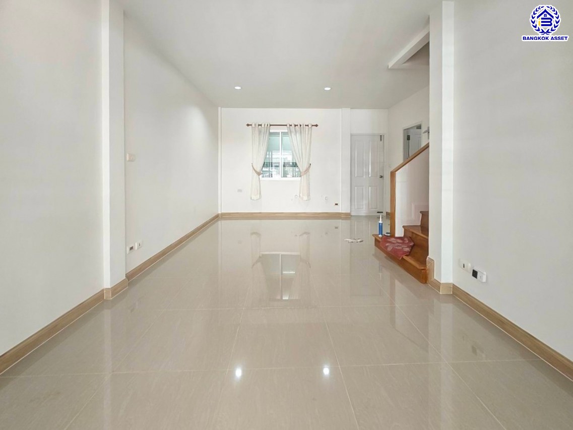 ทาวน์เฮ้าส์มือสองนนทบุรี โครงการ เดอะวิลล่า ท่าอิฐ เนื้อที่ 18 ตร.ว. พื้นที่ใช้สอย 110 ตร.ม. ฟังก์ชัน 3 ห้องนอน 2 ห้องน้ำ 1 ที่จอดรถ บนทำเลเดินทางสะดวก เชื่อมต่อถนนชัยพฤกษ์ ถนนรัตนาธิเบศร์ ถนนติวานนท์-ปทุมธานี ใกล้รถไฟฟ้าสายสีม่วง "สถานีบางรักน้อยท่าอิฐ" และจุดขึ้นทางด่วน "ศรีรัช"...