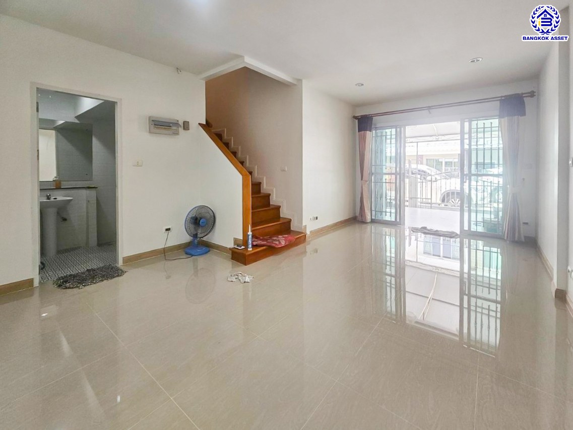 ทาวน์เฮ้าส์มือสองนนทบุรี โครงการ เดอะวิลล่า ท่าอิฐ เนื้อที่ 18 ตร.ว. พื้นที่ใช้สอย 110 ตร.ม. ฟังก์ชัน 3 ห้องนอน 2 ห้องน้ำ 1 ที่จอดรถ บนทำเลเดินทางสะดวก เชื่อมต่อถนนชัยพฤกษ์ ถนนรัตนาธิเบศร์ ถนนติวานนท์-ปทุมธานี ใกล้รถไฟฟ้าสายสีม่วง "สถานีบางรักน้อยท่าอิฐ" และจุดขึ้นทางด่วน "ศรีรัช"...