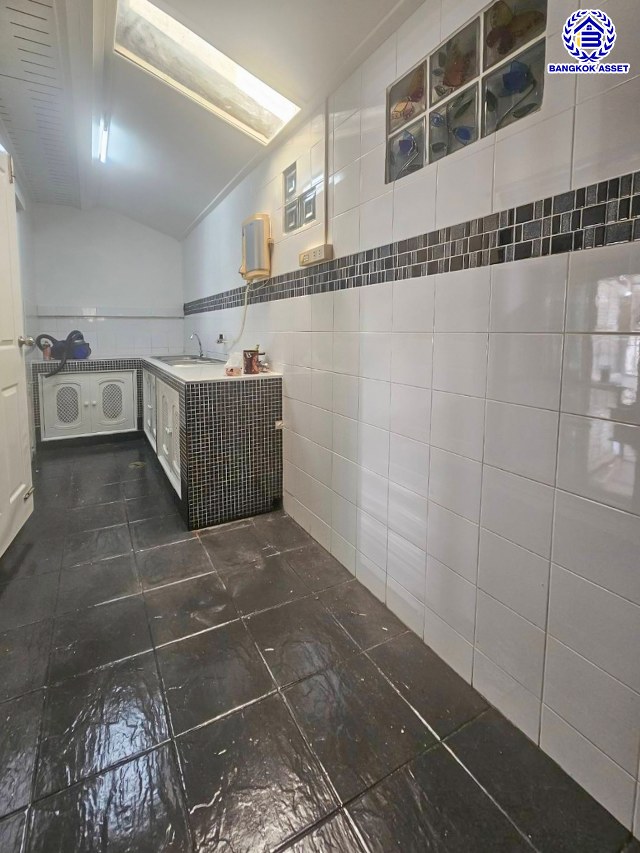 ทาวน์เฮ้าส์มือสองนนทบุรี โครงการ เดอะวิลล่า ท่าอิฐ เนื้อที่ 18 ตร.ว. พื้นที่ใช้สอย 110 ตร.ม. ฟังก์ชัน 3 ห้องนอน 2 ห้องน้ำ 1 ที่จอดรถ บนทำเลเดินทางสะดวก เชื่อมต่อถนนชัยพฤกษ์ ถนนรัตนาธิเบศร์ ถนนติวานนท์-ปทุมธานี ใกล้รถไฟฟ้าสายสีม่วง "สถานีบางรักน้อยท่าอิฐ" และจุดขึ้นทางด่วน "ศรีรัช"...